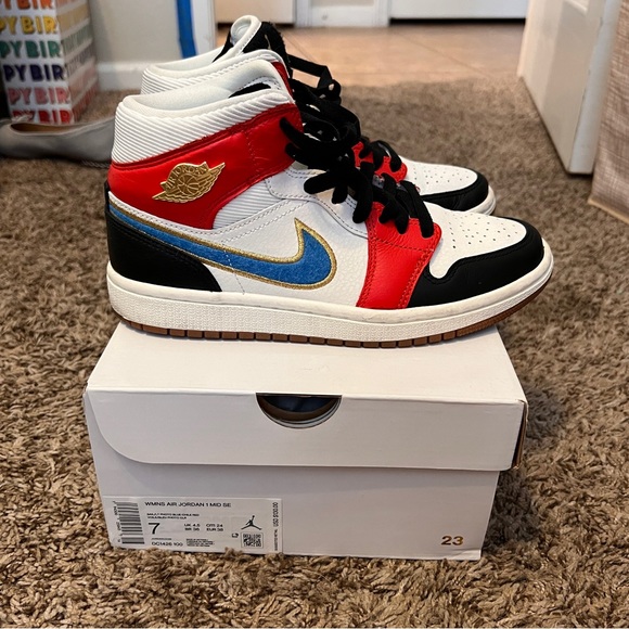 WOMENS AIR JORDAN 1 MID SE - Picture 2 of 9